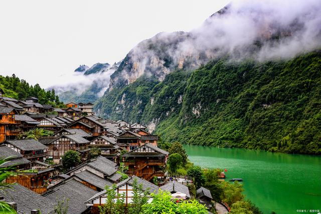 乌江画廊景区地处重庆市彭水苗族土家族自治县,是一个集游客接待,水上